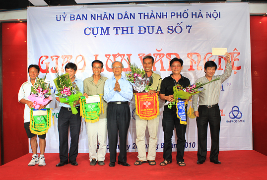 Trao giải giao lưu thể thao của Cụm thi đua số 7